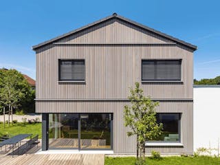 Fertighaus Haus Moosach von Naturholzhaus Bayern, Satteldach-Klassiker Außenansicht 3