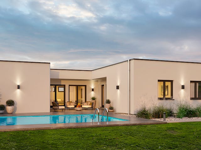 Fertighaus Bungalow 5 Flachdach von OKAL Haus Schlüsselfertig ab 553900€, Bungalow Außenansicht 1 Fertighaus Bungalow 5 Flachdach von OKAL Haus Schlüsselfertig ab 553900€, Bungalow Außenansicht 1