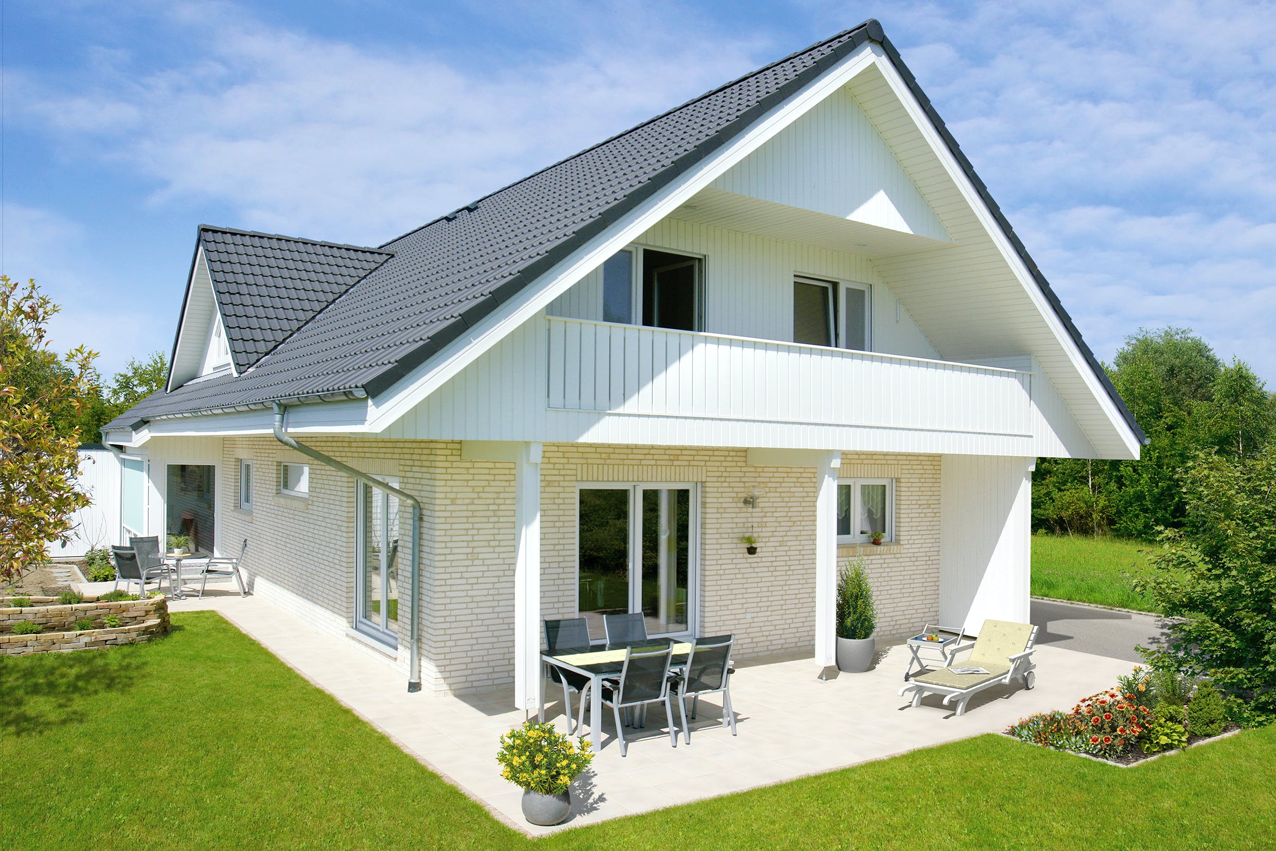 Fertighaus Oslo - mit Einliegerwohnung von Danhaus Deutschland, Satteldach-Klassiker Außenansicht 1