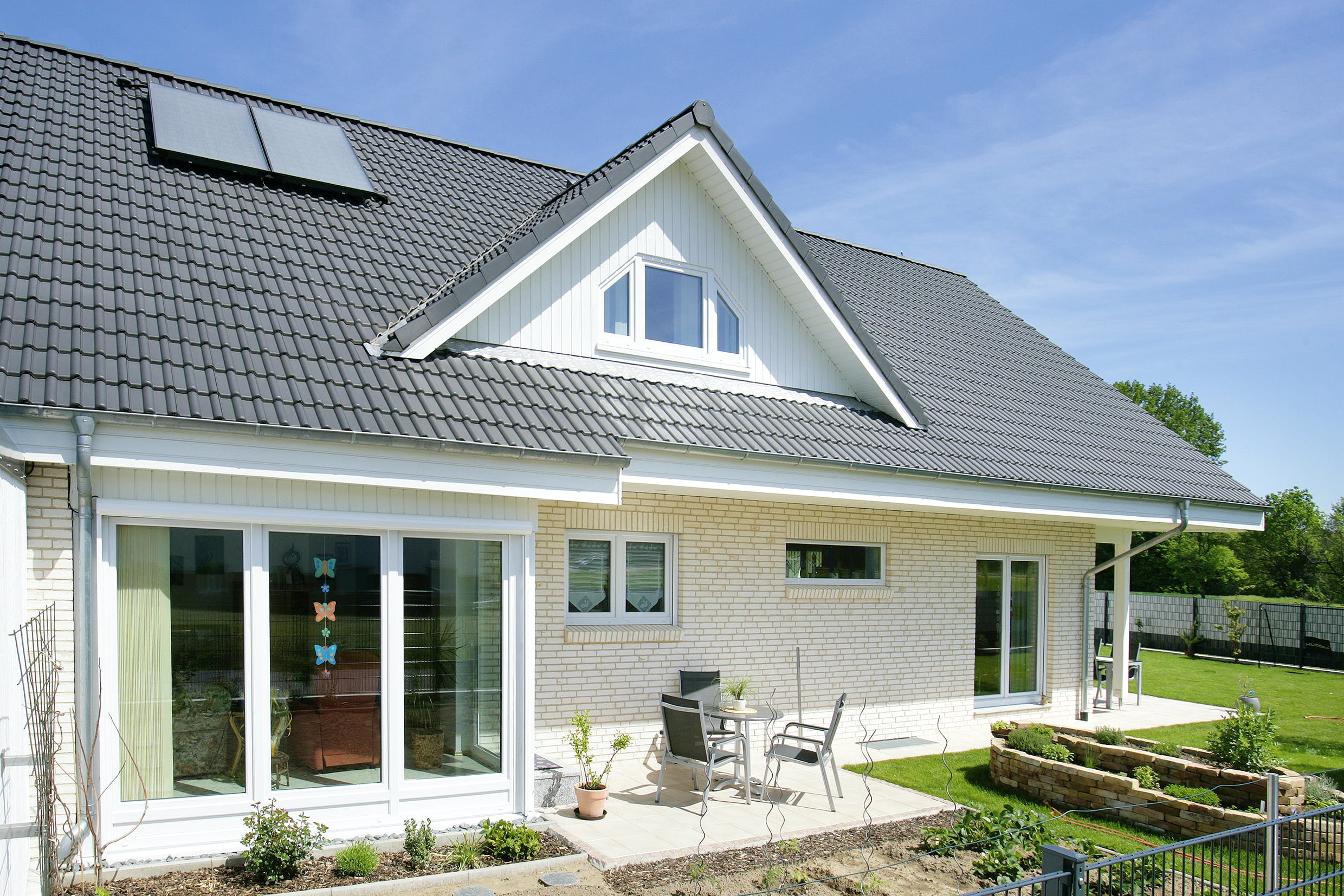 Fertighaus Oslo - mit Einliegerwohnung von Danhaus Deutschland, Satteldach-Klassiker Außenansicht 2