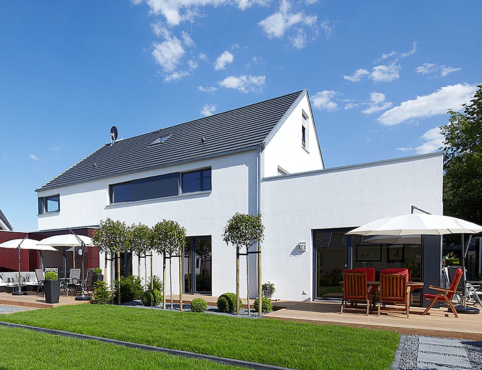 Fertighaus Mehrgenerationenhaus von petershaus, Satteldach-Klassiker Außenansicht 1
