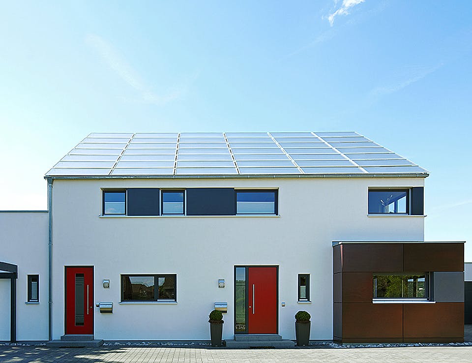 Fertighaus Mehrgenerationenhaus von petershaus, Satteldach-Klassiker Außenansicht 2