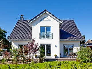 Massivhaus Behringer von Plan-Concept Massivhaus, Satteldach-Klassiker Außenansicht 3