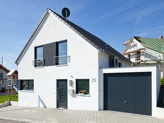 Massivhaus Escher von Plan-Concept Massivhaus, Satteldach-Klassiker Außenansicht 3