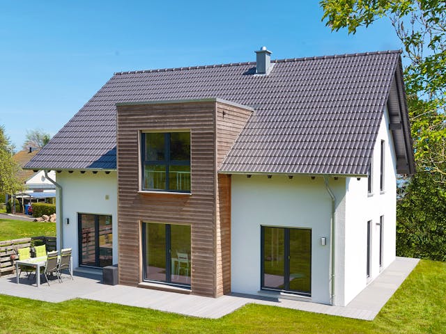 Fertighaus Locca von Fingerhut Haus Schlüsselfertig ab 476770€, Satteldach-Klassiker Außenansicht 1