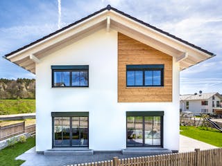 Fertighaus Glonn von Regnauer Hausbau, Satteldach-Klassiker Außenansicht 3