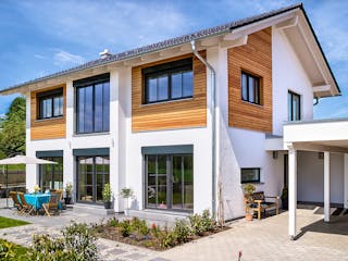 Fertighaus Glonn von Regnauer Hausbau, Satteldach-Klassiker Außenansicht 4