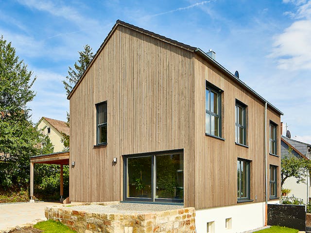 Fertighaus Korntal von Rems-Murr-Holzhaus Schlüsselfertig ab 454000€, Satteldach-Klassiker Außenansicht 2