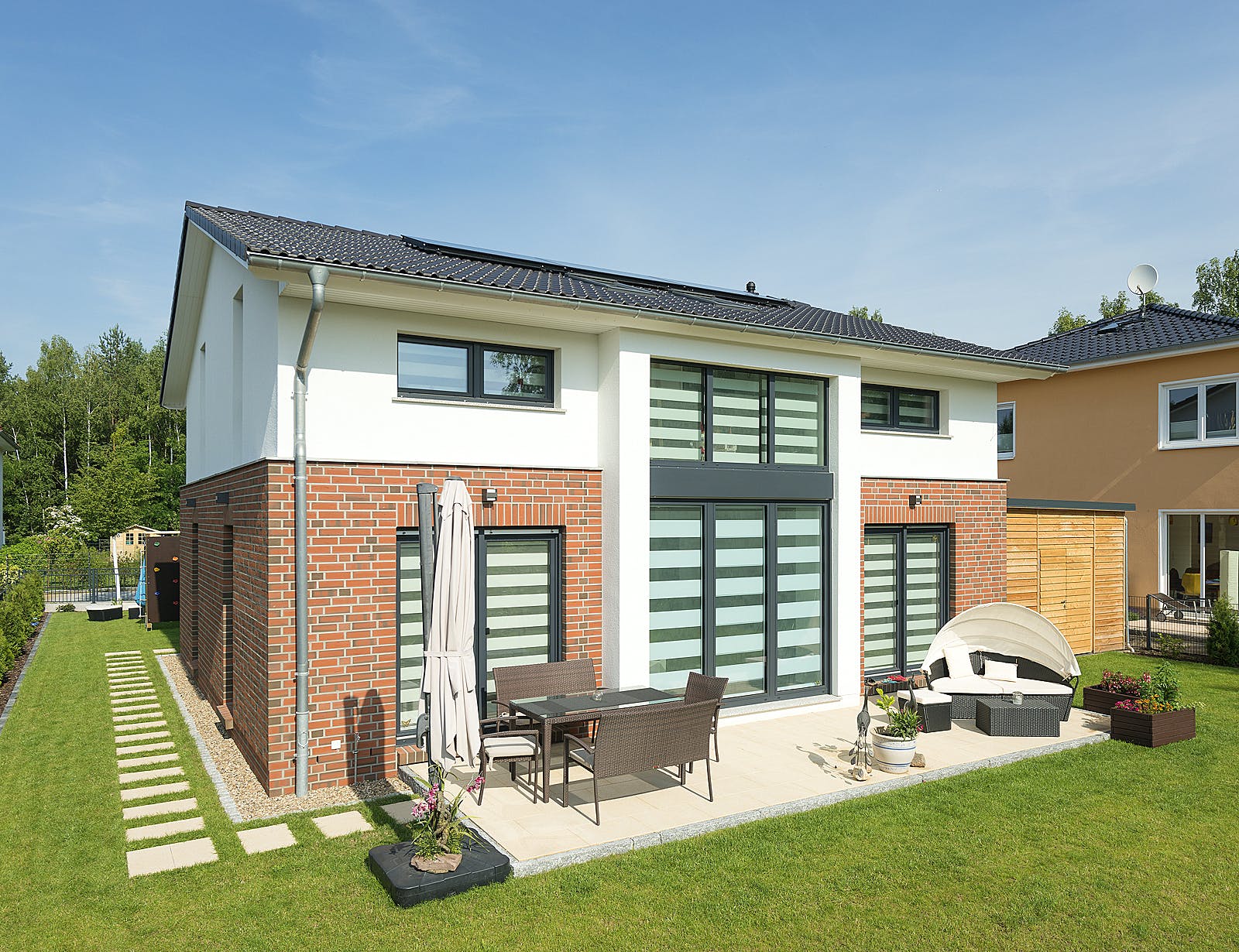 Massivhaus Haus Hamburg von ROTH-MASSIVHAUS Schlüsselfertig ab 375600€, Satteldach-Klassiker Außenansicht 1