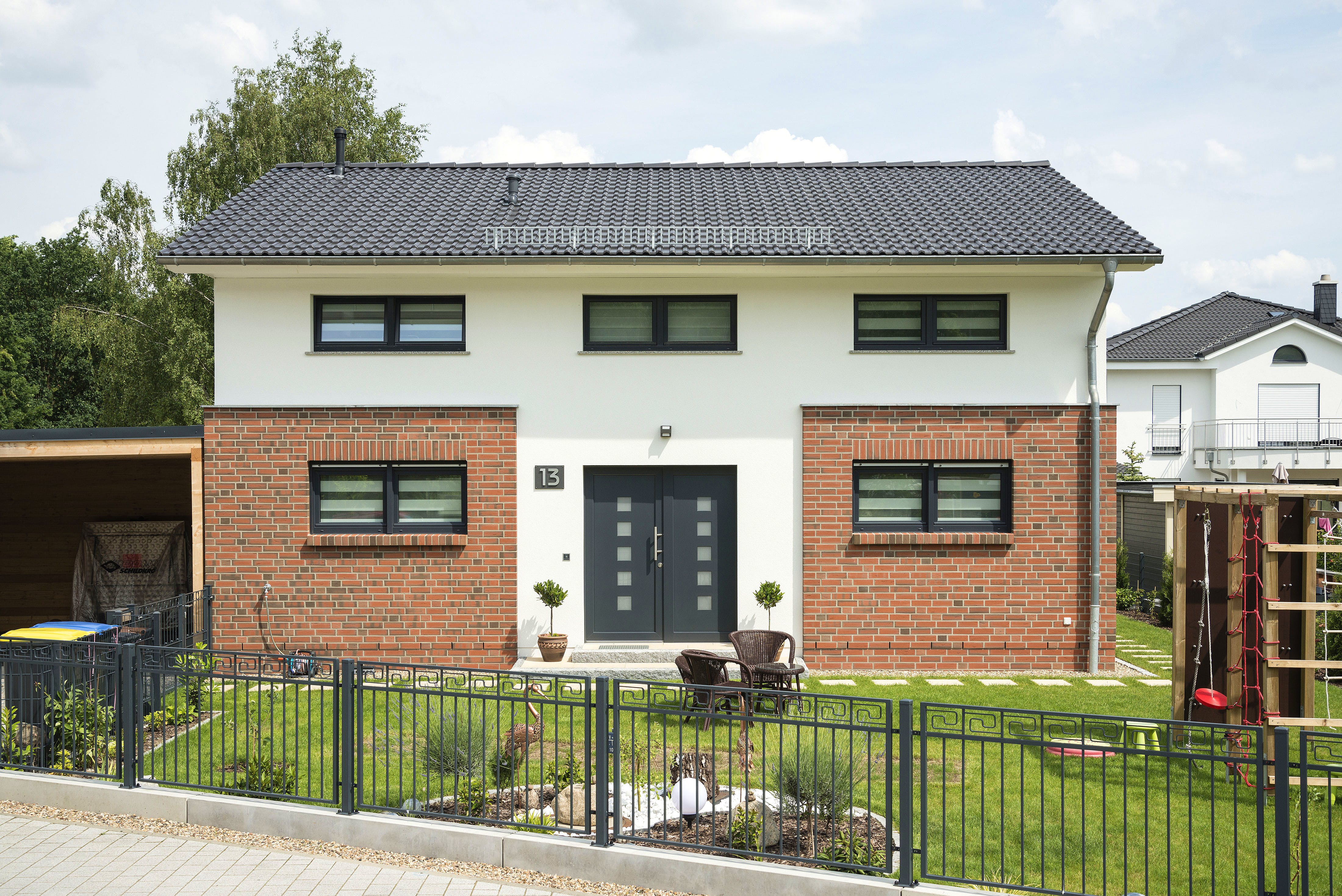 Massivhaus Haus Hamburg von ROTH-MASSIVHAUS Schlüsselfertig ab 375600€, Satteldach-Klassiker Außenansicht 2