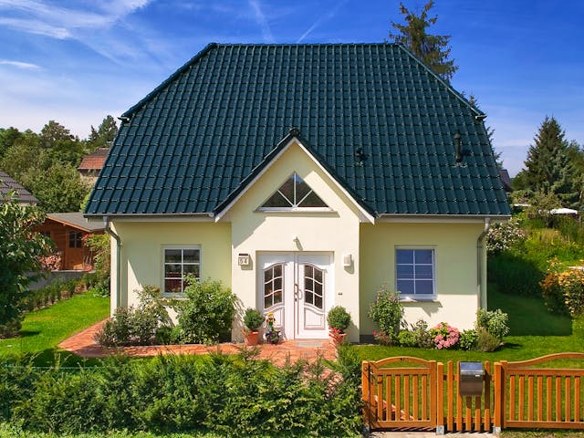 Massivhaus Landhaus 142 von ROTH-MASSIVHAUS Schlüsselfertig ab 277900€, Satteldach-Klassiker Außenansicht 1