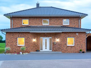 Massivhaus Stadtvilla Lugana von ROTH MASSIVHAUS Schlüsselfertig ab 379500€, Stadtvilla Außenansicht 6