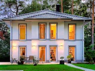 Massivhaus Stadtvilla Lugana von ROTH MASSIVHAUS Schlüsselfertig ab 379500€, Stadtvilla Außenansicht 4