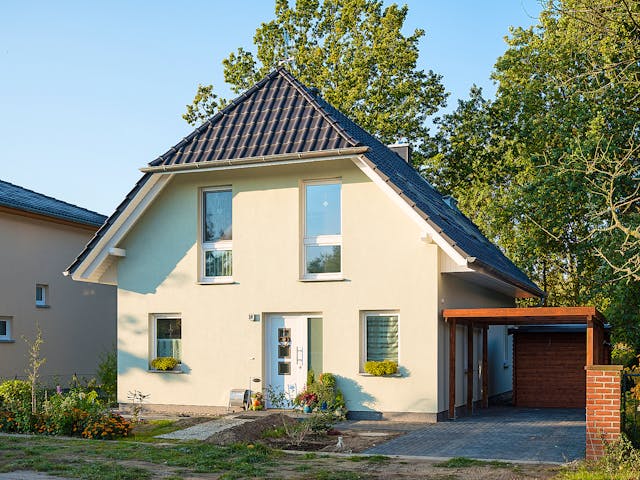 Massivhaus Haus Stade von ROTH-MASSIVHAUS Schlüsselfertig ab 271300€, Satteldach-Klassiker Außenansicht 1