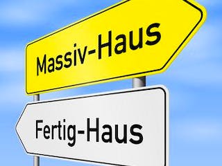 Schilder mit Schriftzug Massivhaus und Fertighaus
