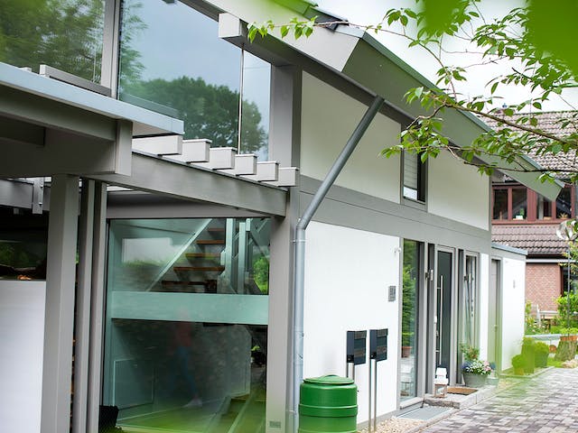 Fertighaus Holzskelettbau mit freistehendem Carport von Detmolder Fachwerkhaus Schlüsselfertig ab 390000€, Außenansicht 4