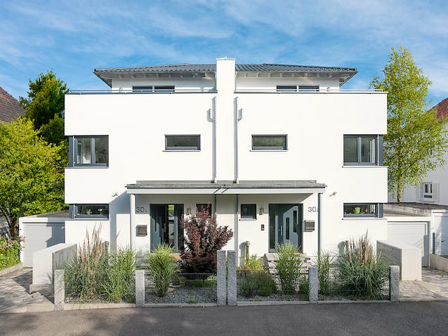 Fertighaus D 30-166.2 - Walmdach Doppelhaus von SchwörerHaus - Österreich Schlüsselfertig ab 516230€, Außenansicht 2