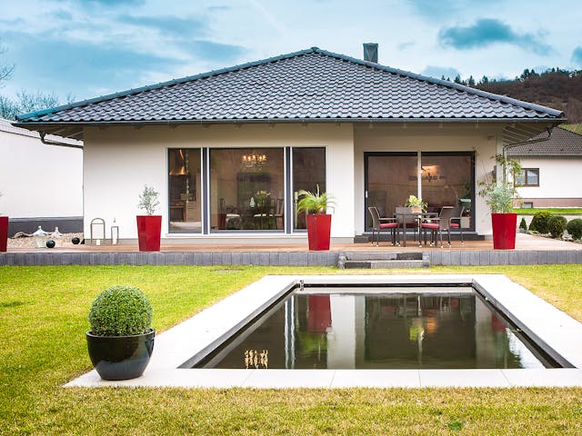 Fertighaus E 10-095.2 - Bungalow ebenerdig von SchwörerHaus Schlüsselfertig ab 334623€, Bungalow Außenansicht 1 Fertighaus E 10-095.2 - Bungalow ebenerdig von SchwörerHaus Schlüsselfertig ab 334623€, Bungalow Außenansicht 1