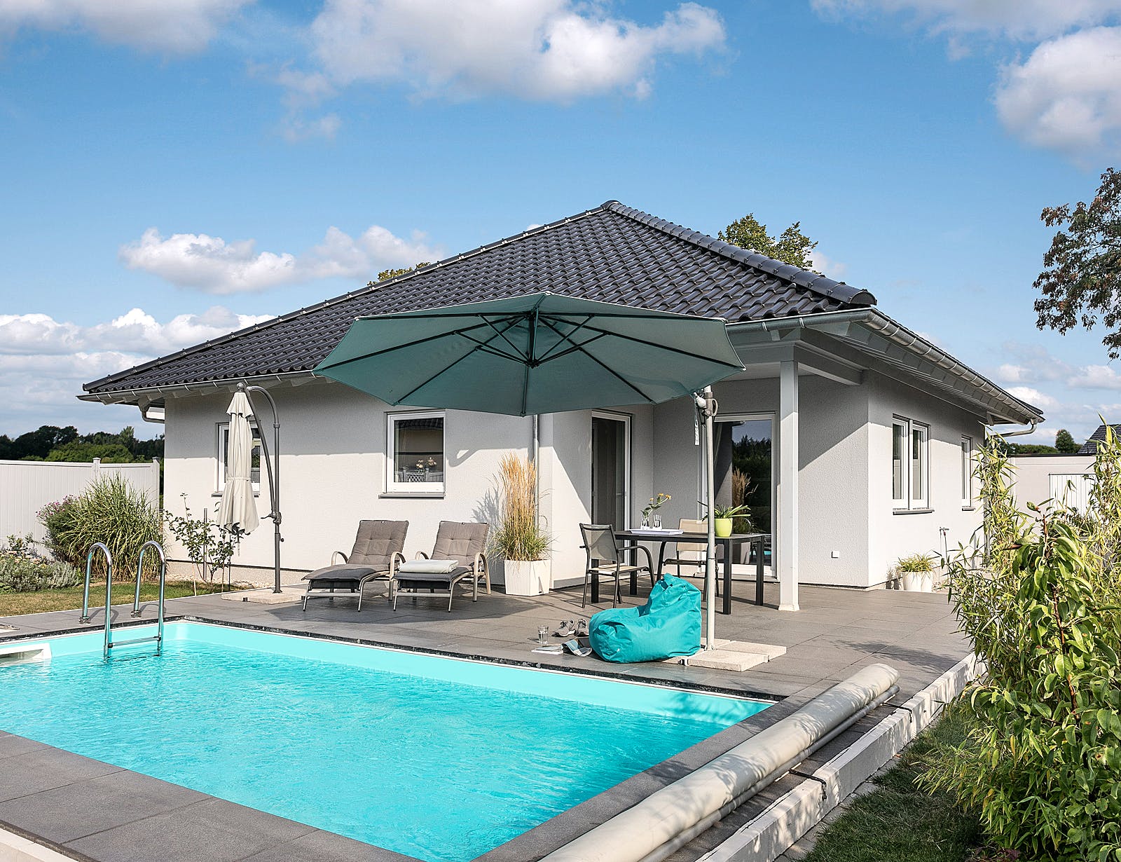 Fertighaus E 10-093.3 - Bungalow mit Pool von SchwörerHaus Schlüsselfertig ab 309500€, Bungalow Außenansicht 1