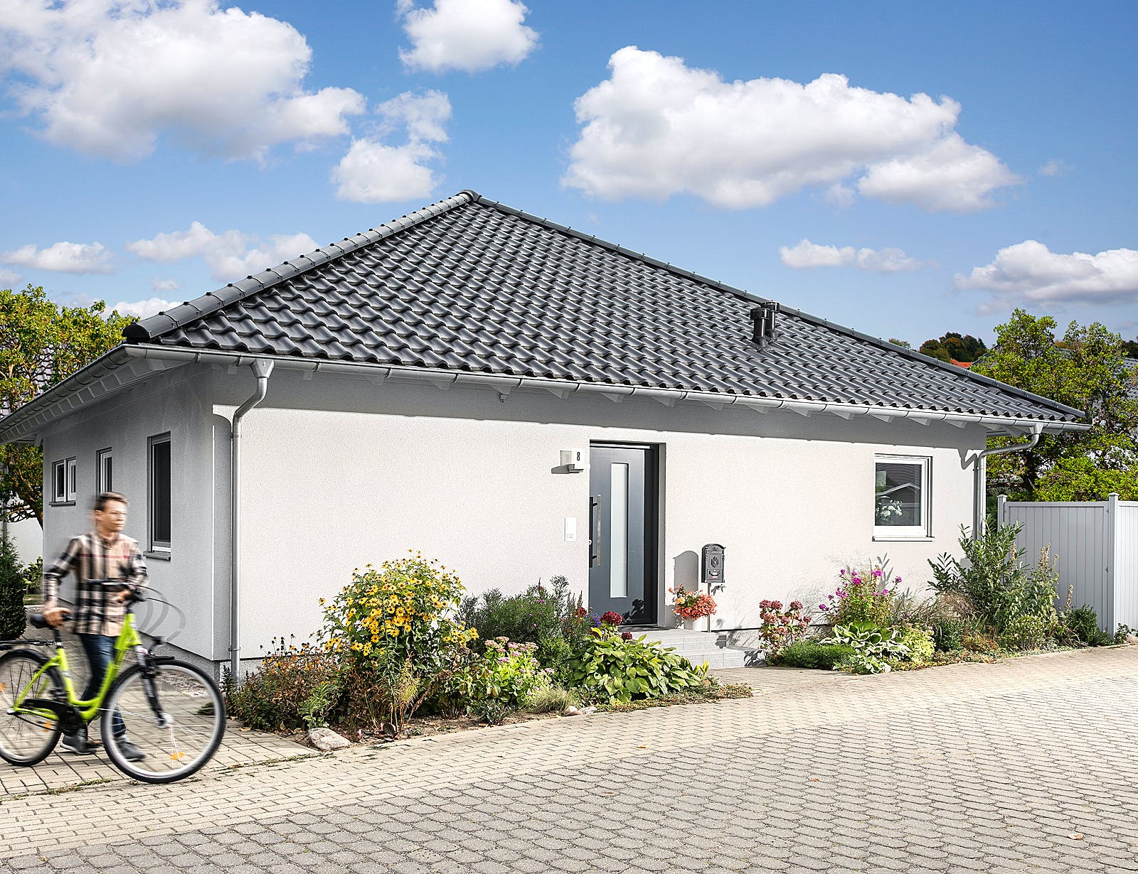 Fertighaus E 10-093.3 - Bungalow mit Pool von SchwörerHaus Schlüsselfertig ab 309500€, Bungalow Außenansicht 2
