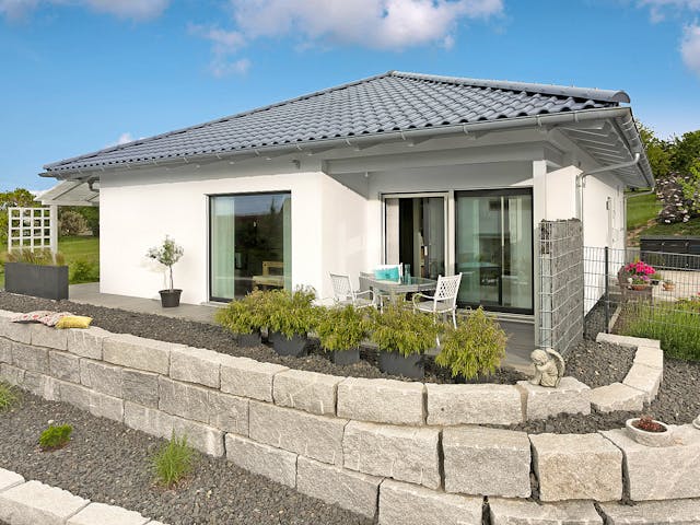 Fertighaus E 10-097.2 - Kompakter Bungalow von SchwörerHaus Schlüsselfertig ab 319355€, Bungalow Außenansicht 1 Fertighaus E 10-097.2 - Kompakter Bungalow von SchwörerHaus Schlüsselfertig ab 319355€, Bungalow Außenansicht 1