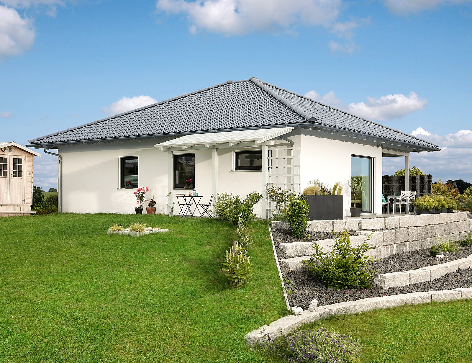 Fertighaus E 10-097.2 - Kompakter Bungalow von SchwörerHaus Schlüsselfertig ab 309250€, Bungalow Außenansicht 2