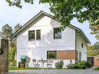 Fertighaus E 15-143.26 - Holz Fertighaus von SchwörerHaus Schlüsselfertig ab 353176€, Satteldach-Klassiker Außenansicht 3