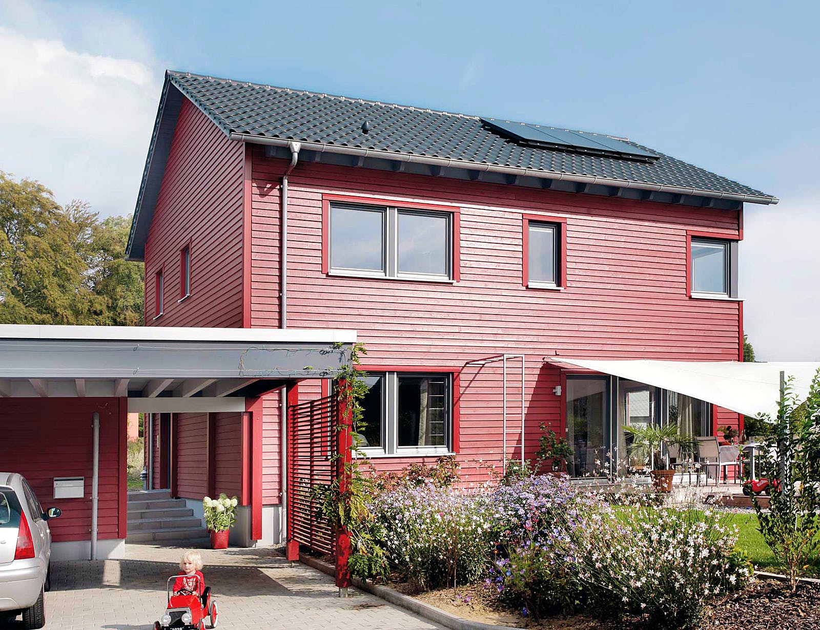 Fertighaus E 20-148.6 - Haus in rot von SchwörerHaus Schlüsselfertig ab 390600€, Satteldach-Klassiker Außenansicht 1