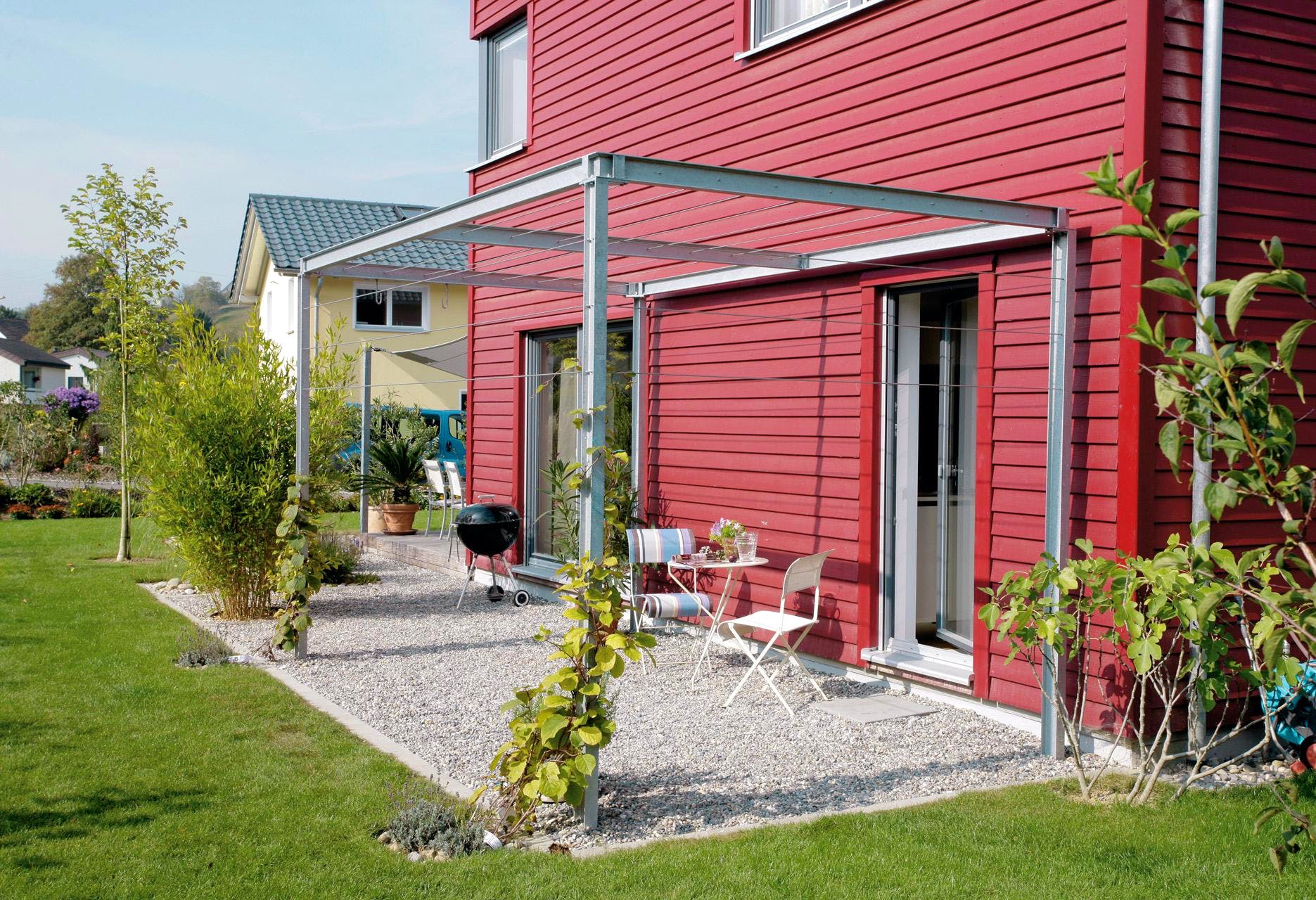 Fertighaus E 20-148.6 - Haus in rot von SchwörerHaus Schlüsselfertig ab 390600€, Satteldach-Klassiker Außenansicht 2