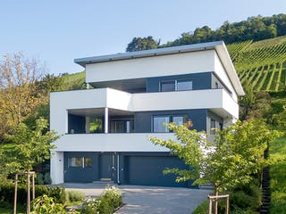 Fertighaus E 20-222.1 - Villa in Hanglage von SchwörerHaus Schlüsselfertig ab 1031805€, Cubushaus Außenansicht 2