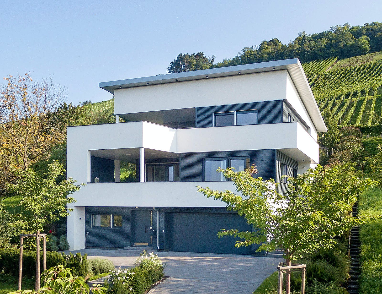 Fertighaus E 20-222.1 - Villa in Hanglage von SchwörerHaus Schlüsselfertig ab 1004600€, Cubushaus Außenansicht 2