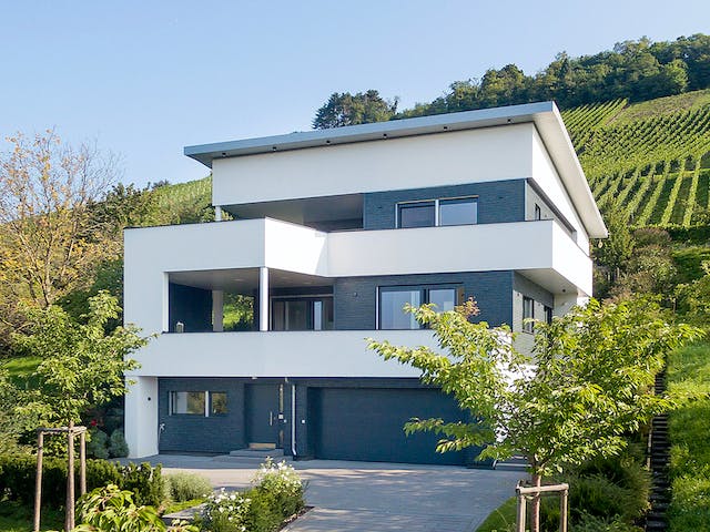 Fertighaus E 20-222.1 - Villa in Hanglage von SchwörerHaus - Österreich Schlüsselfertig ab 925430€, Cubushaus Außenansicht 2