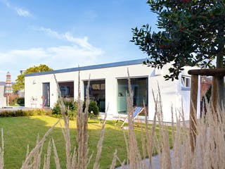 Fertighaus F 10-043.5 - FlyingSpace im Garten von SchwörerHaus Schlüsselfertig ab 179126€, Bungalow Außenansicht 1