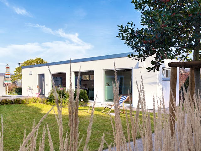 Fertighaus F 10-043.5 - FlyingSpace im Garten von SchwörerHaus Schlüsselfertig ab 182726€, Bungalow Außenansicht 1 Fertighaus F 10-043.5 - FlyingSpace im Garten von SchwörerHaus Schlüsselfertig ab 182726€, Bungalow Außenansicht 1