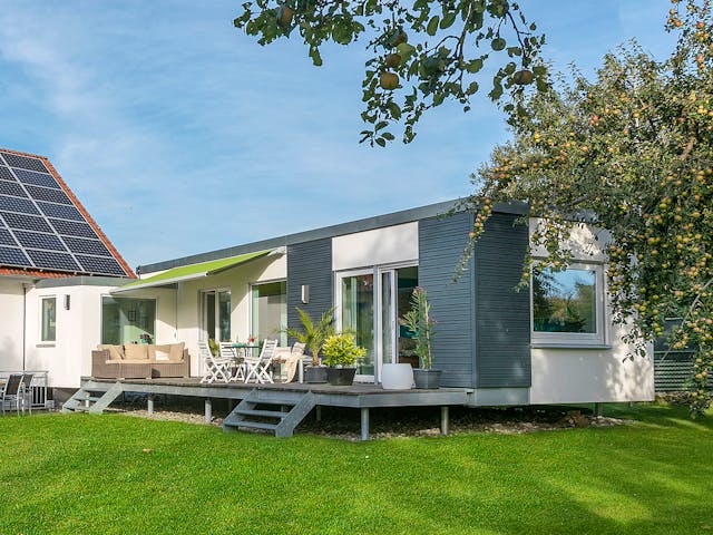 Fertighaus F 10-043.13 - Wohnmodul FlyingSpace als Anbau von SchwörerHaus Schlüsselfertig ab 188997€, Bungalow Außenansicht 1 Fertighaus F 10-043.13 - Wohnmodul FlyingSpace als Anbau von SchwörerHaus Schlüsselfertig ab 188997€, Bungalow Außenansicht 1