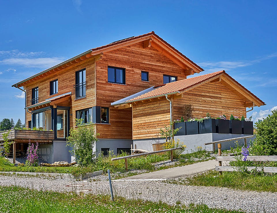 Fertighaus Kundenhaus Schliersee von Sonnleitner Holzbau, Satteldach-Klassiker Außenansicht 1