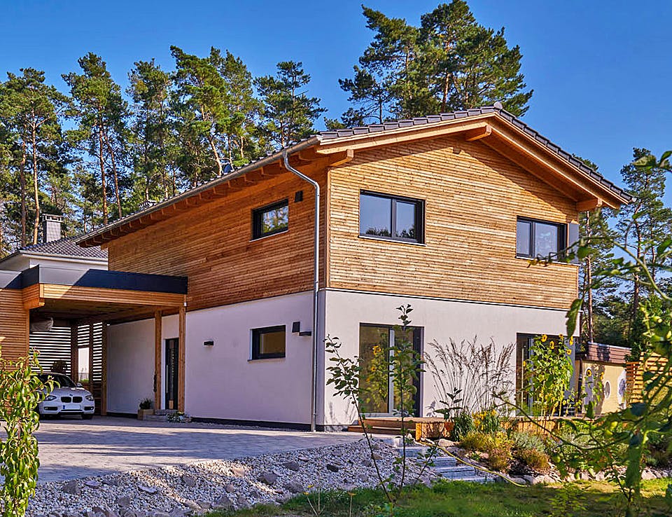 Fertighaus Kundenhaus Wittelsbach von Sonnleitner Holzbau, Satteldach-Klassiker Außenansicht 2
