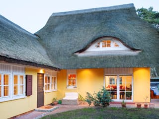 Fertighaus Stockholm unter Reet von Danhaus Deutschland, Satteldach-Klassiker Außenansicht 2