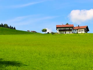 Bauernhaus auf großem Wiesengrundstück