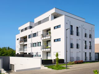 Fertighaus Mehrfamilienhaus mit 11 Wohnungen und einer Tiefgarage von WeberHaus - Mehrfamilienhäuser, Außenansicht 2