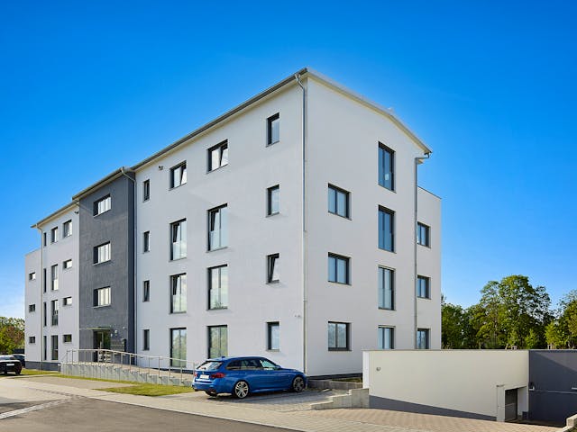 Fertighaus Mehrfamilienhaus mit 14 Einheiten von WeberHaus - Mehrfamilienhäuser, Satteldach-Klassiker Außenansicht 1