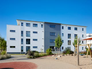 Fertighaus Mehrfamilienhaus mit 14 Einheiten von WeberHaus - Mehrfamilienhäuser, Satteldach-Klassiker Außenansicht 2
