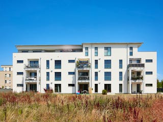 Fertighaus Mehrfamilienhaus mit 14 Einheiten von WeberHaus - Mehrfamilienhäuser, Satteldach-Klassiker Außenansicht 3