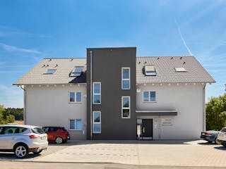 Fertighaus Mehrfamilien-Satteldachhaus mit 8 Wohneinheiten von WeberHaus - Mehrfamilienhäuser, Außenansicht 2