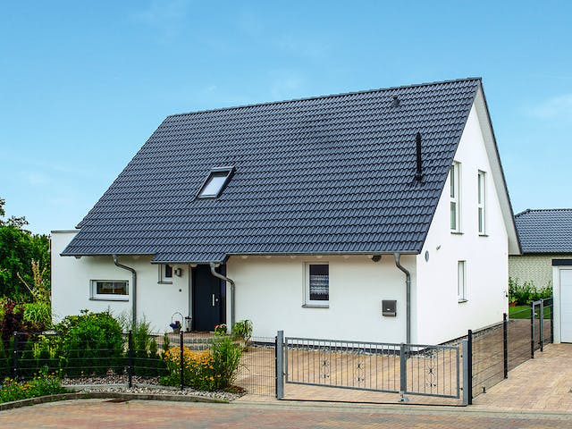 Fertighaus Kundenhaus Herse Balance 300 von WeberHaus Schlüsselfertig ab 372390€, Satteldach-Klassiker Außenansicht 2