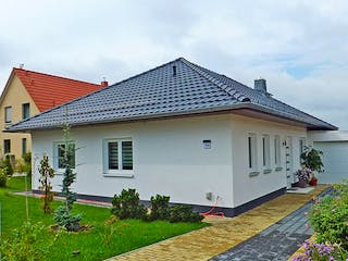 Massivhaus Bunganlow 328 von WEIOTT-Massiv-Haus, Bungalow Außenansicht 1