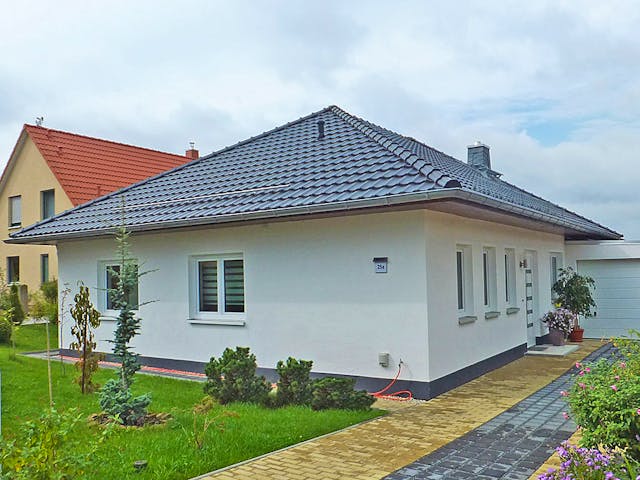 Massivhaus Bunganlow 328 von WEIOTT-Massiv-Haus, Bungalow Außenansicht 1 Massivhaus Bunganlow 328 von WEIOTT-Massiv-Haus, Bungalow Außenansicht 1