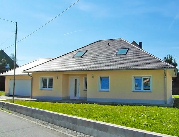 Massivhaus-Bungalow mit Doppelgarage und 130 qm Wohnfläche