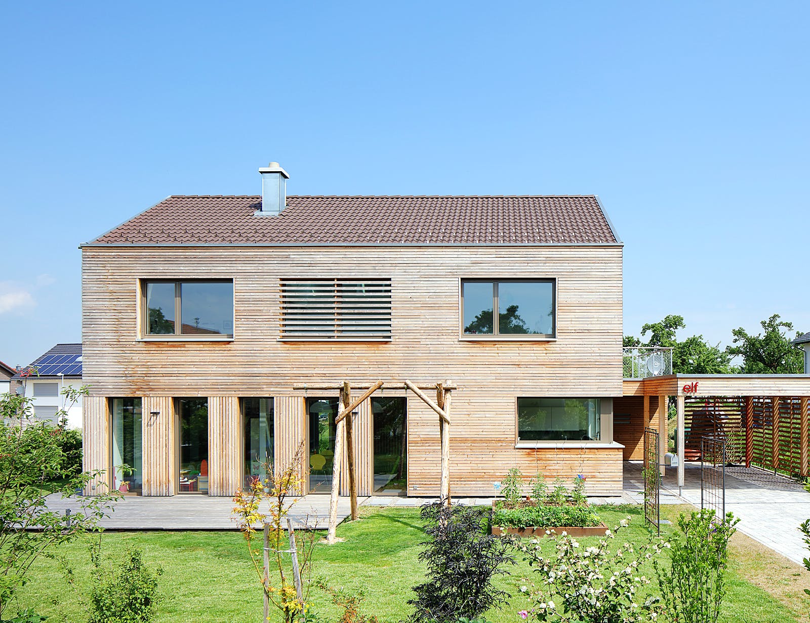 Fertighaus Haus KB von Weizenegger Schlüsselfertig ab 450000€, Satteldach-Klassiker Außenansicht 2