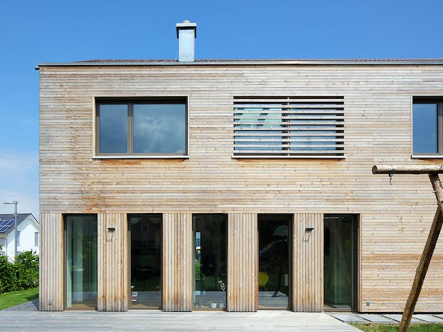 Fertighaus Haus KB von Weizenegger Schlüsselfertig ab 450000€, Satteldach-Klassiker Außenansicht 4
